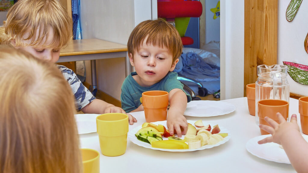 Die Kinder der SGA Sport-Kita essen gemeinsam Obst.