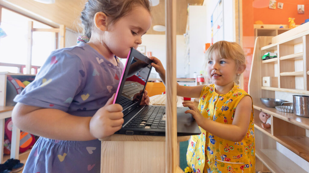 Die Kinder der SGA Sport-Kita spielen gemeinsam am Laptop.