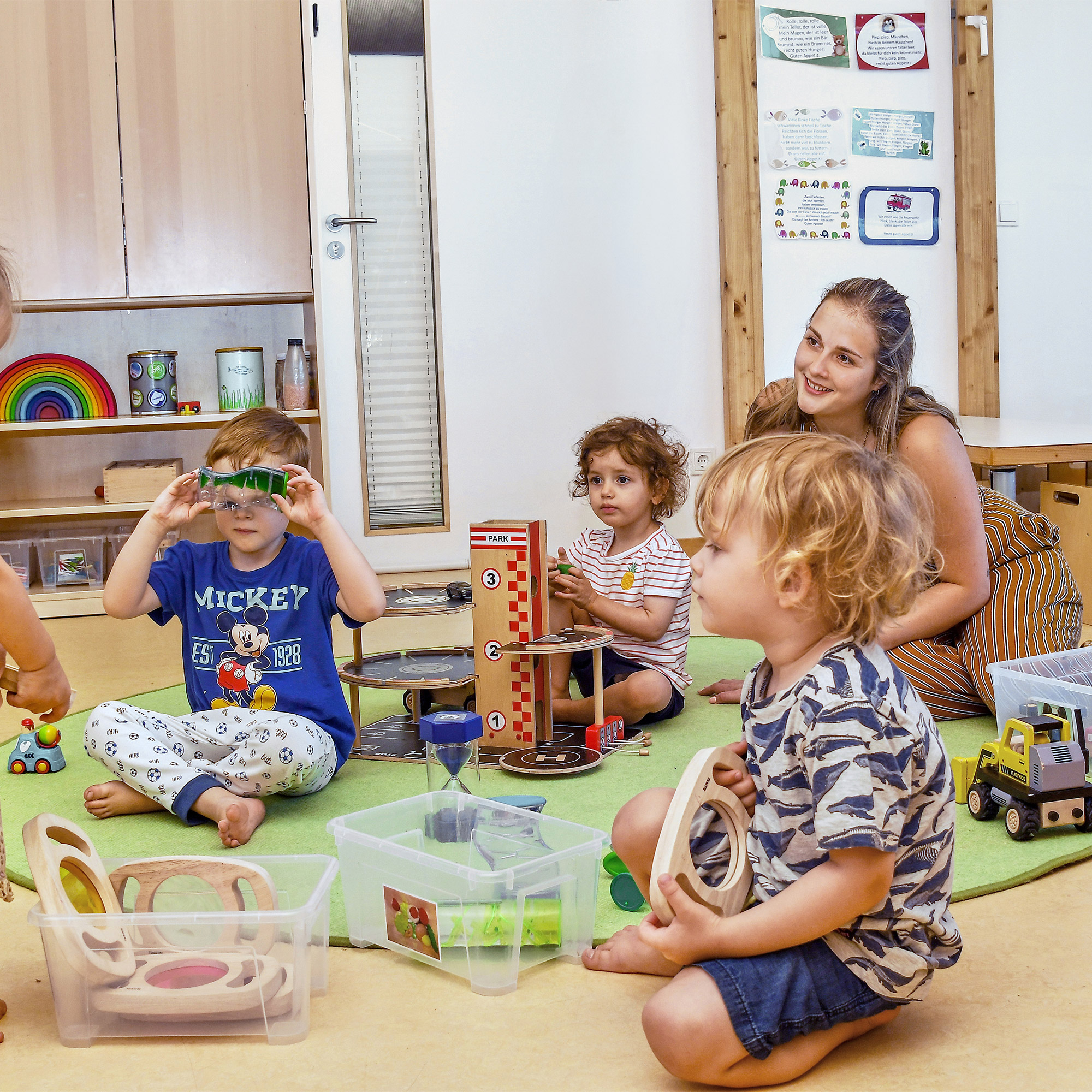 Eine Betreuerin der SGA Sport-Kita spielt mit den Kindern.