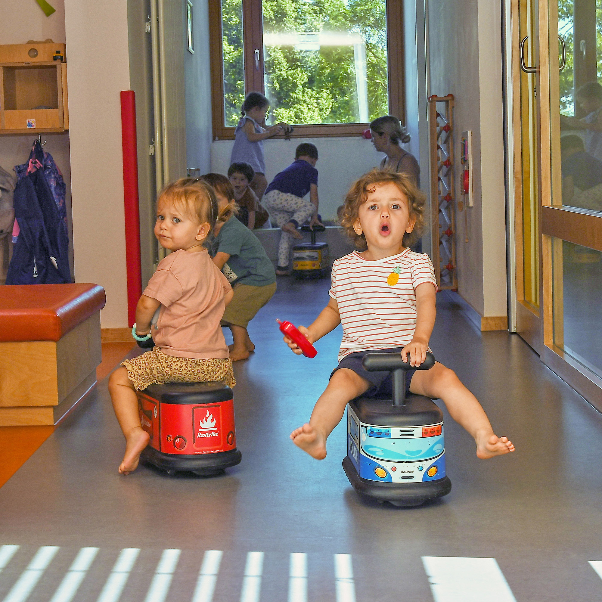 Die Kinder der SGA Sport-Kita fahren mit Bobby-Cars.