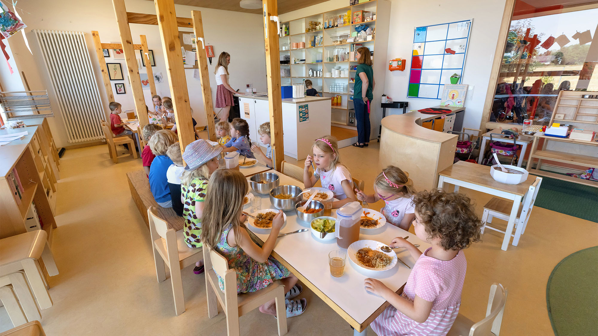 Die Kinder der SGA Sport-Kita essen gemeinsam zu Mittag.