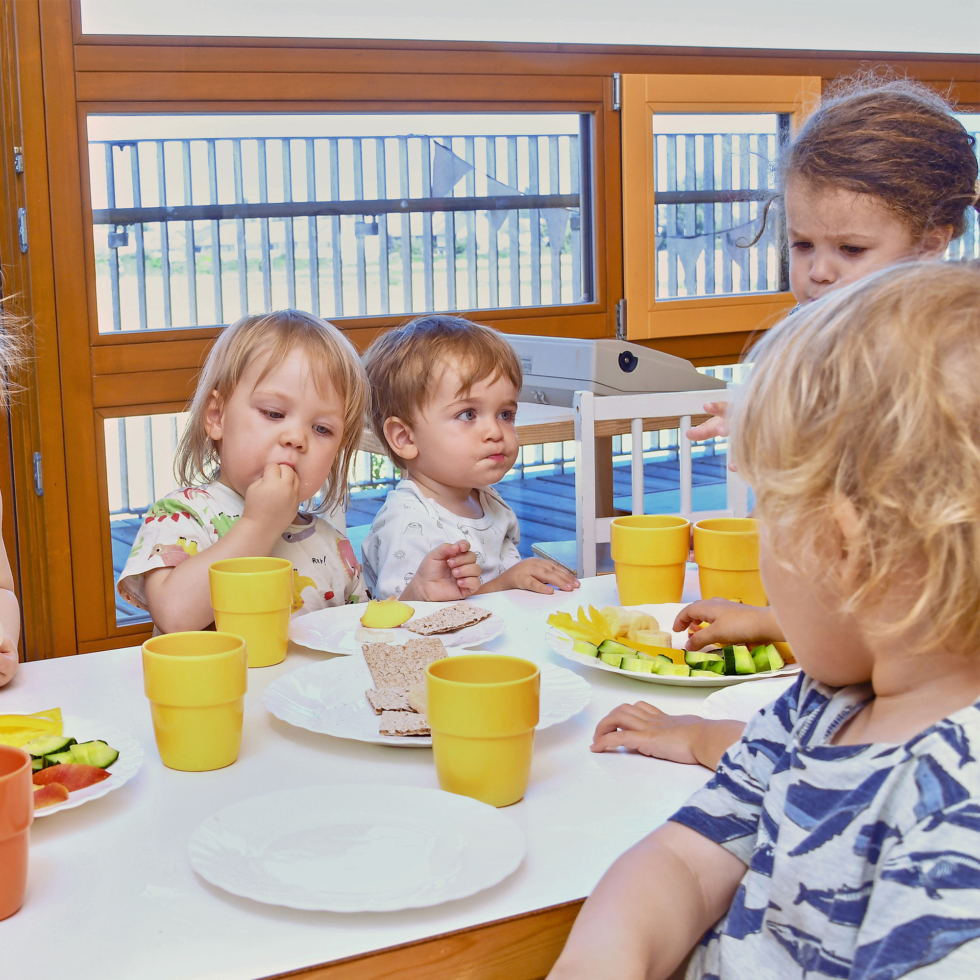 Die Kinder der SGA Sport-Kita essen zusammen Obst und Gemüse.